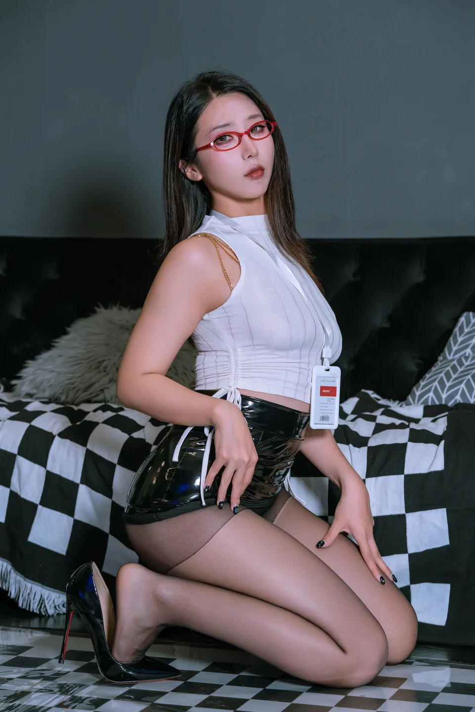 云溪溪 - 奶桃 麻辣OL [130P 1V] 20241009-121447(13).webp