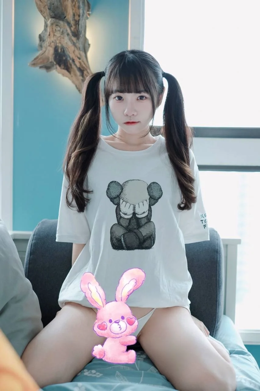 可可小白兔_捕獲一隻沒穿褲褲の小白兔🐰30P 20240912-214045(1).webp