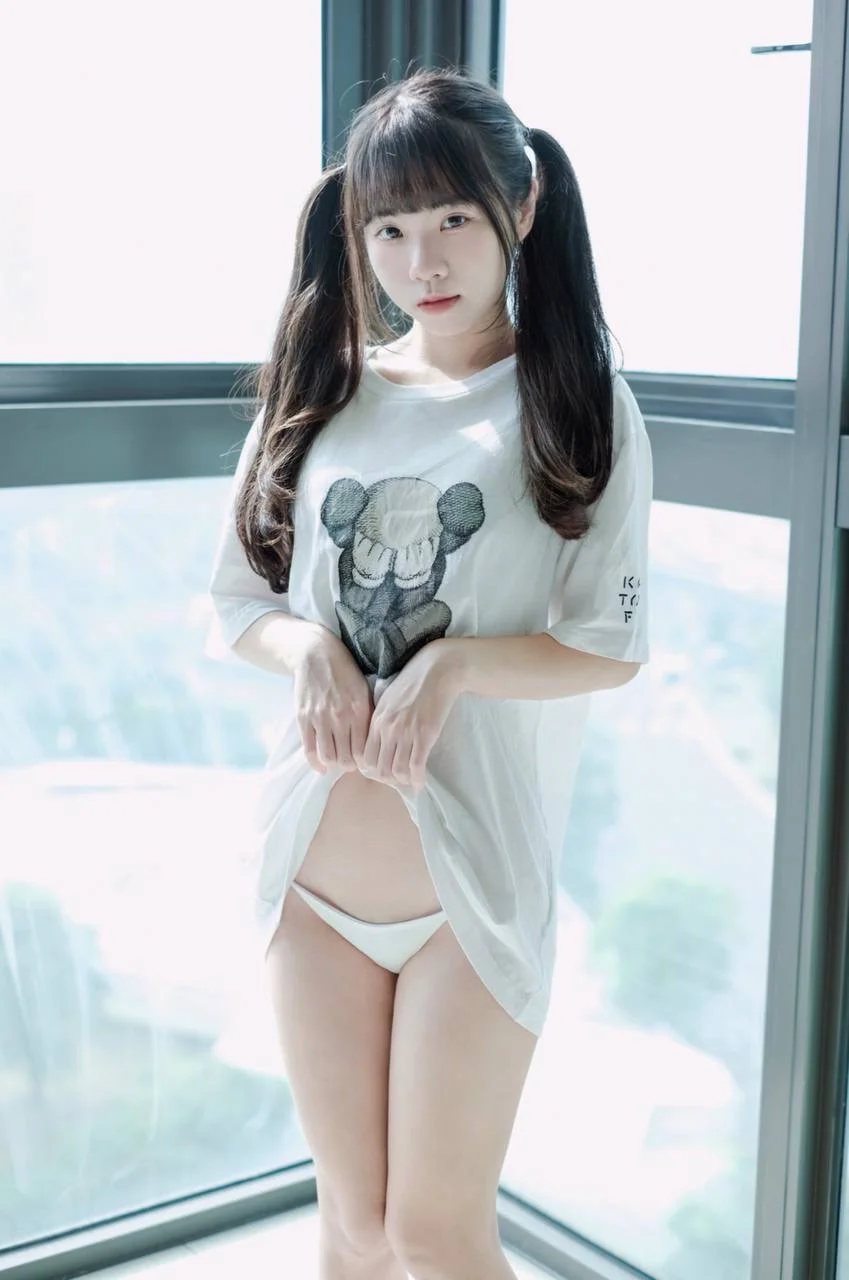 可可小白兔_捕獲一隻沒穿褲褲の小白兔🐰30P 20240912-214045(12).webp