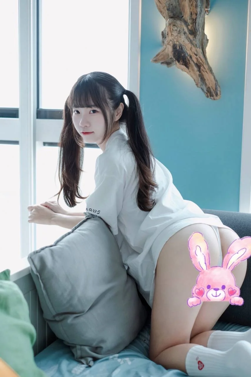 可可小白兔_捕獲一隻沒穿褲褲の小白兔🐰30P 20240912-214045(2).webp