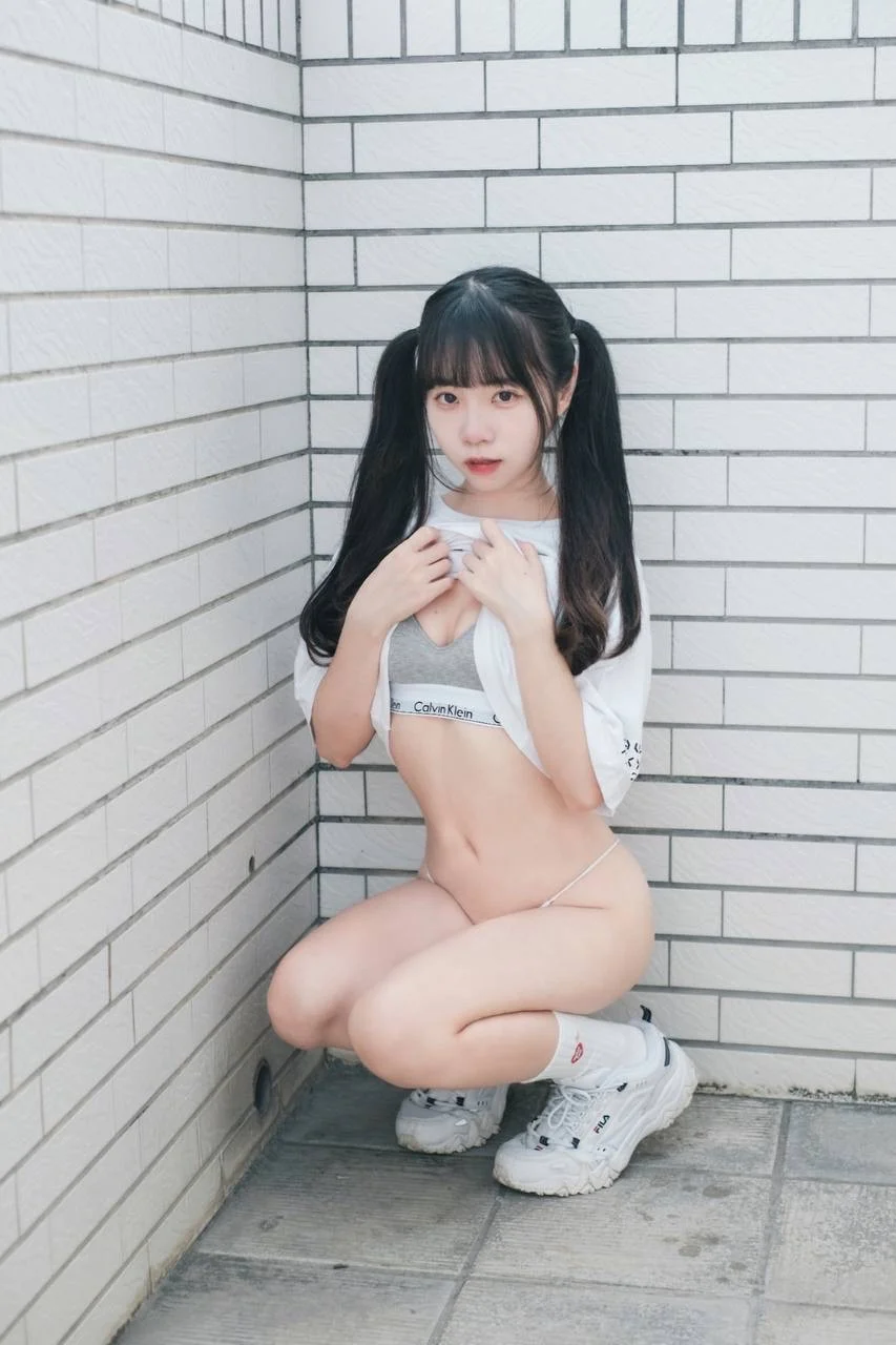可可小白兔_捕獲一隻沒穿褲褲の小白兔🐰30P 20240912-214045(21).webp