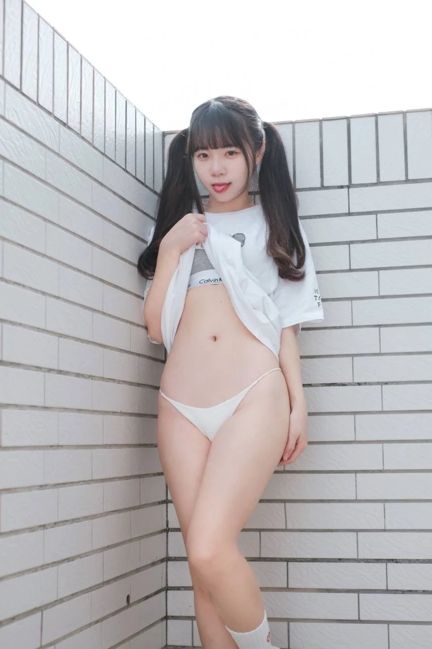 可可小白兔_捕獲一隻沒穿褲褲の小白兔🐰30P 20240912-214045(29).webp