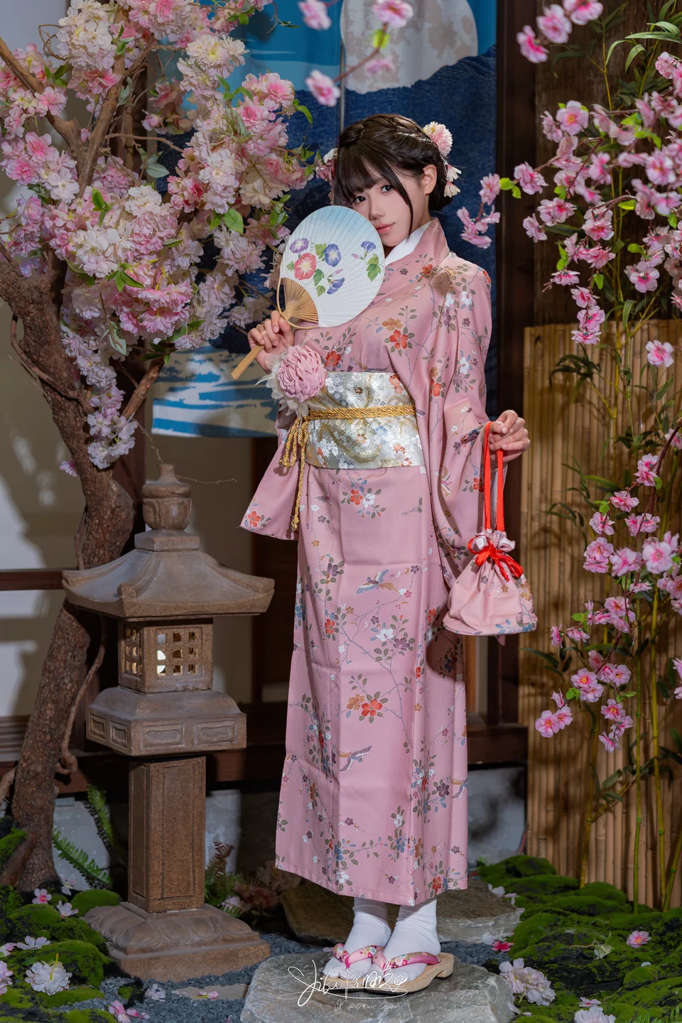 咬一口兔娘 -  8月订阅『温泉の女将』[77P 1V] 20240911-001746(2).webp
