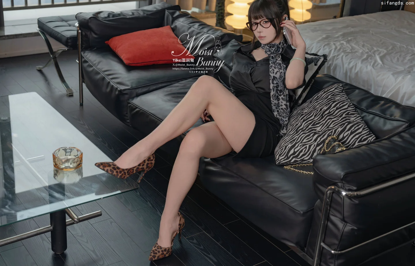 咬一口兔娘（Yiko湿润兔）_25年4月作品『总裁攻略』144P,1V_614MB 009.webp