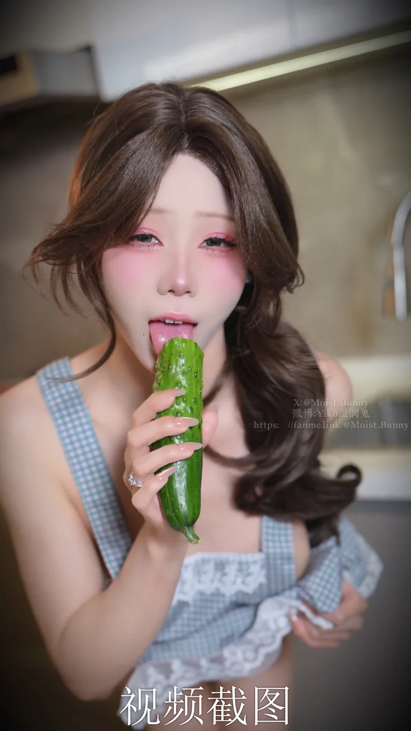 咬一口兔娘_26年03月订阅作品『继母の香』143P,4V_2_41GB Yiko湿润兔『继母の香』视频截图-13.webp