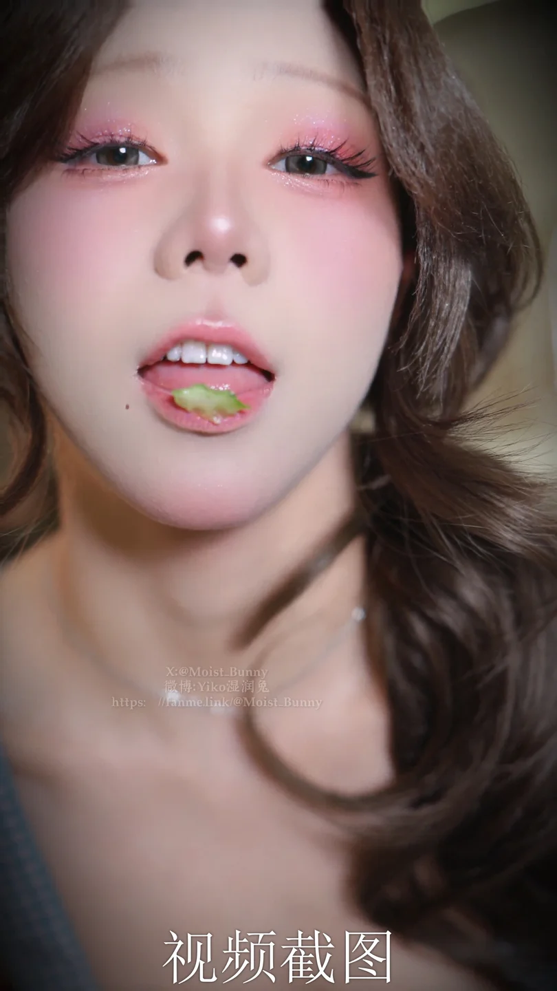 咬一口兔娘_26年03月订阅作品『继母の香』143P,4V_2_41GB Yiko湿润兔『继母の香』视频截图-14.webp