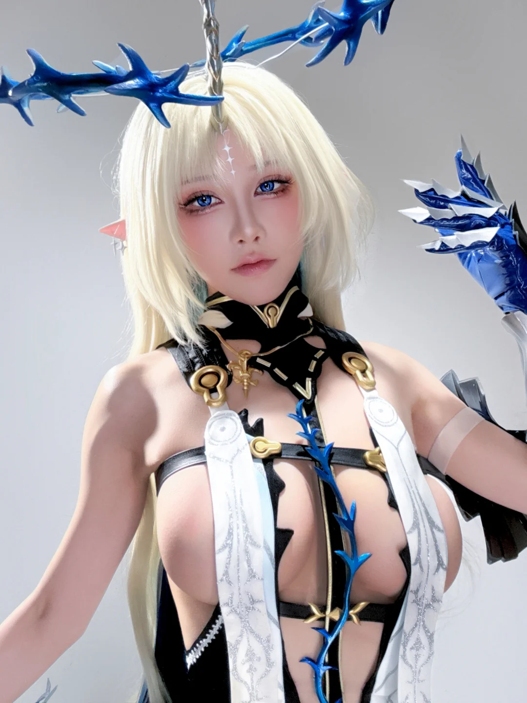 水淼Aqua_剑之圣女_鸣潮·卡提希娅_自拍_24P_40MB 005.webp
