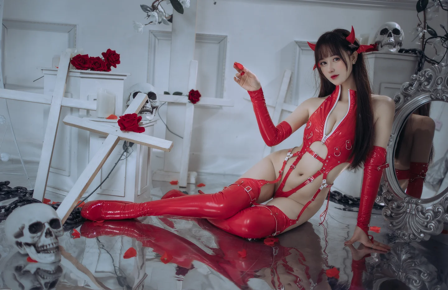 羽生三未 No.021 – 红色胶衣小恶魔 [65P3V-1.1GB] 【丝足阁写真】013.webp