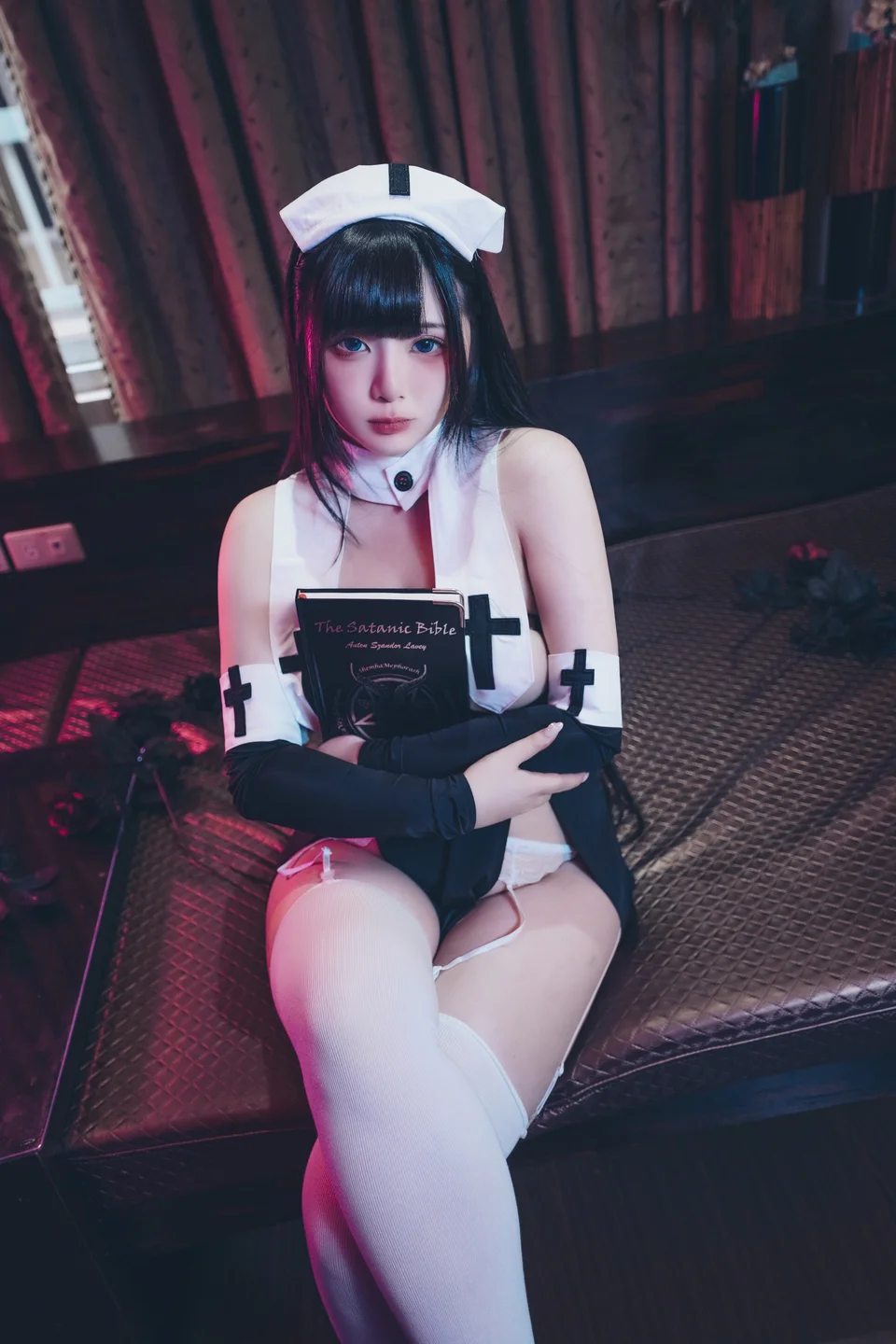 落落Raku - 修女与魔鬼 [36P-364MB]
