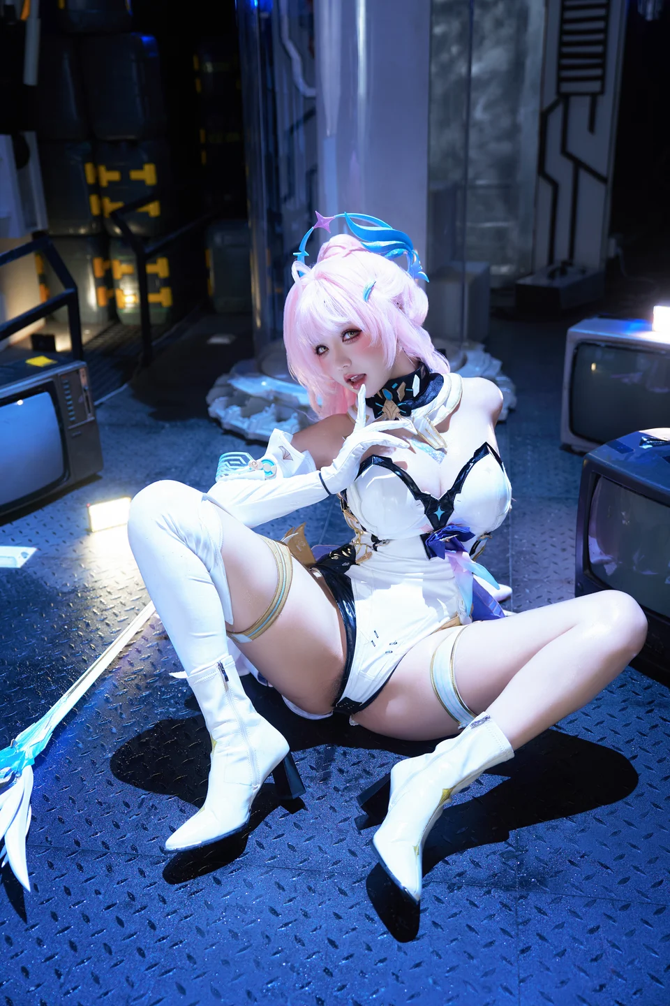 阿薰kaOri_No_064_爱弥斯_上中下&写真花絮_567P,92GIF,13V_7_98GB中 爱弥斯写真95.webp