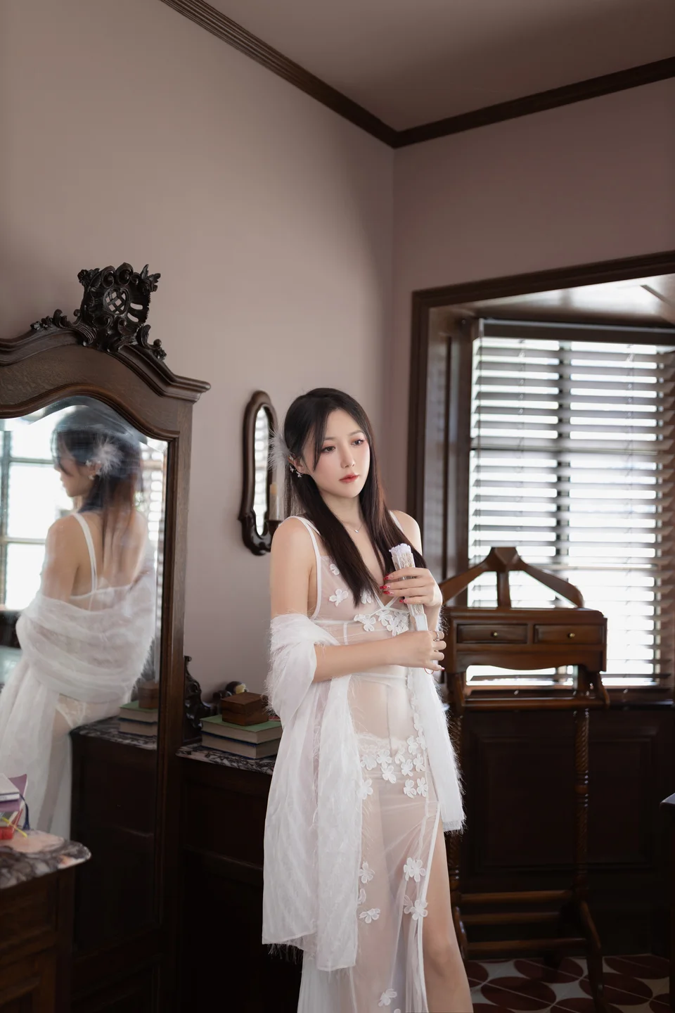 鱼子酱Fish - 秀人内购 蔷薇 [124P] TG@icoset004.webp