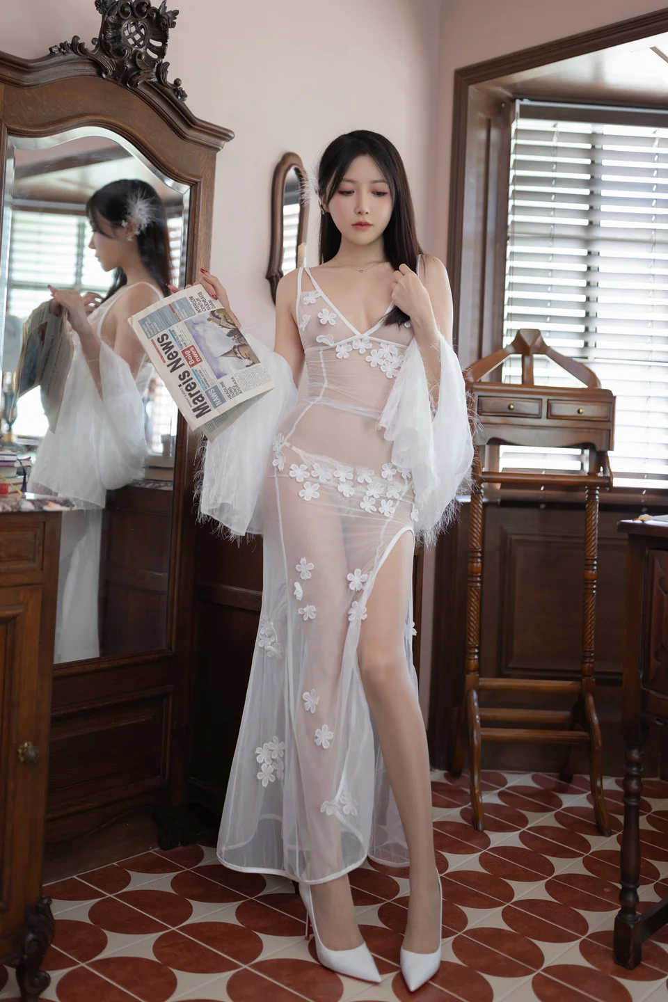 鱼子酱Fish - 秀人内购 蔷薇 [124P] TG@icoset008.webp