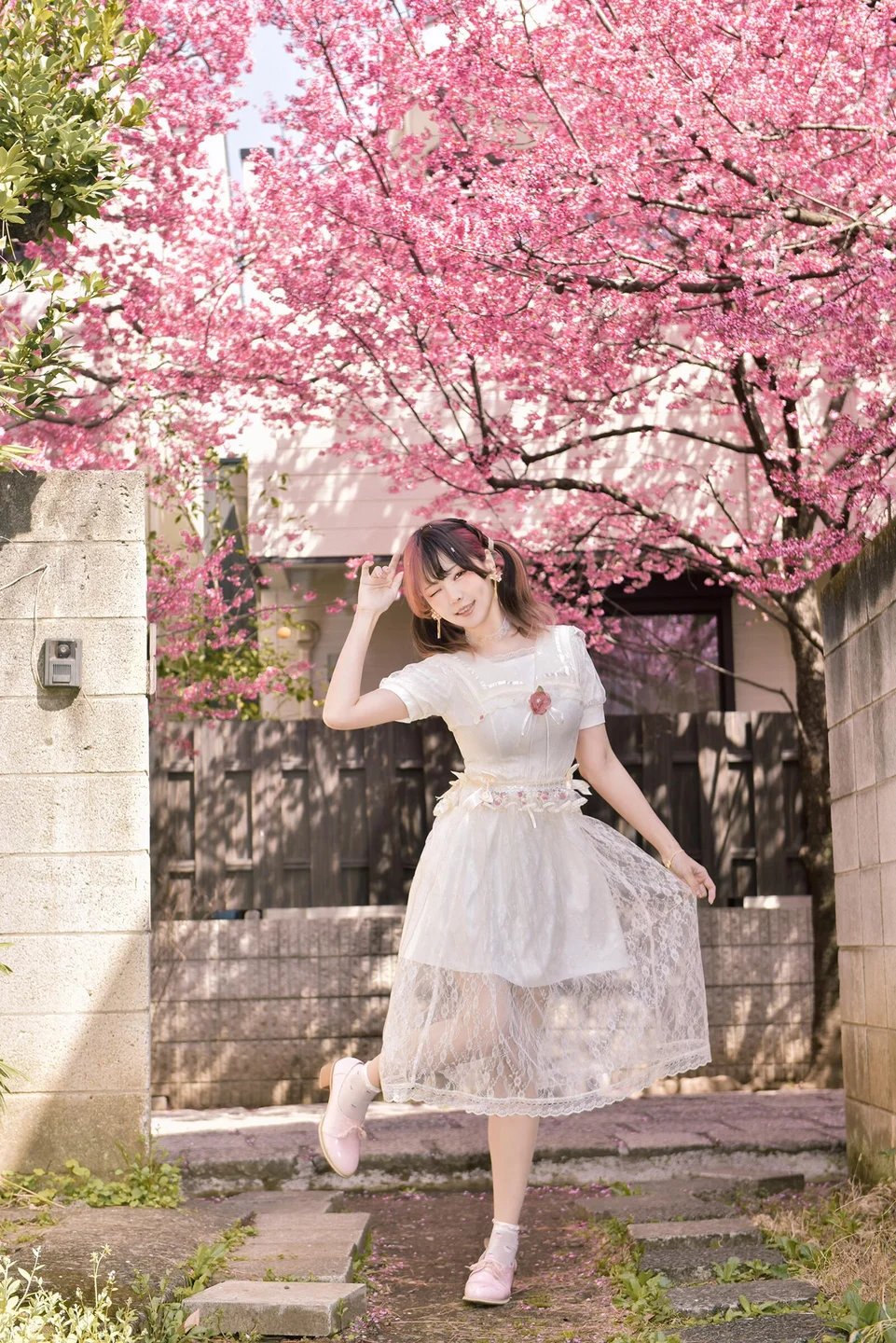ElyEE子 - April Set A 2025 [25P,4V-227MB] 001.webp