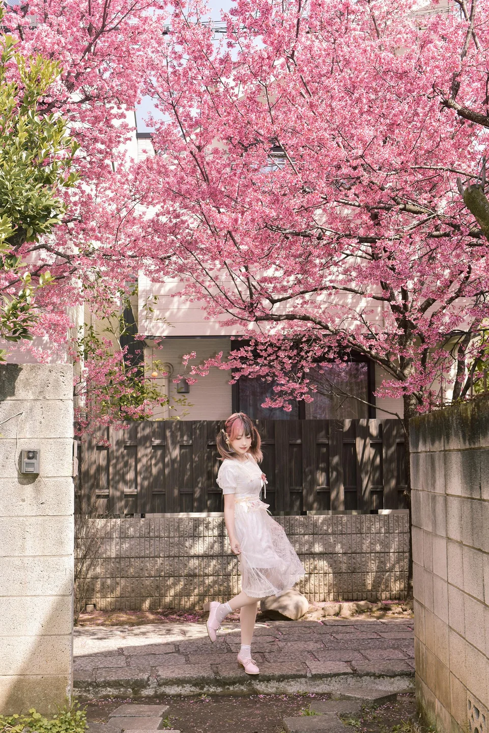 ElyEE子 - April Set A 2025 [25P,4V-227MB] 004.webp
