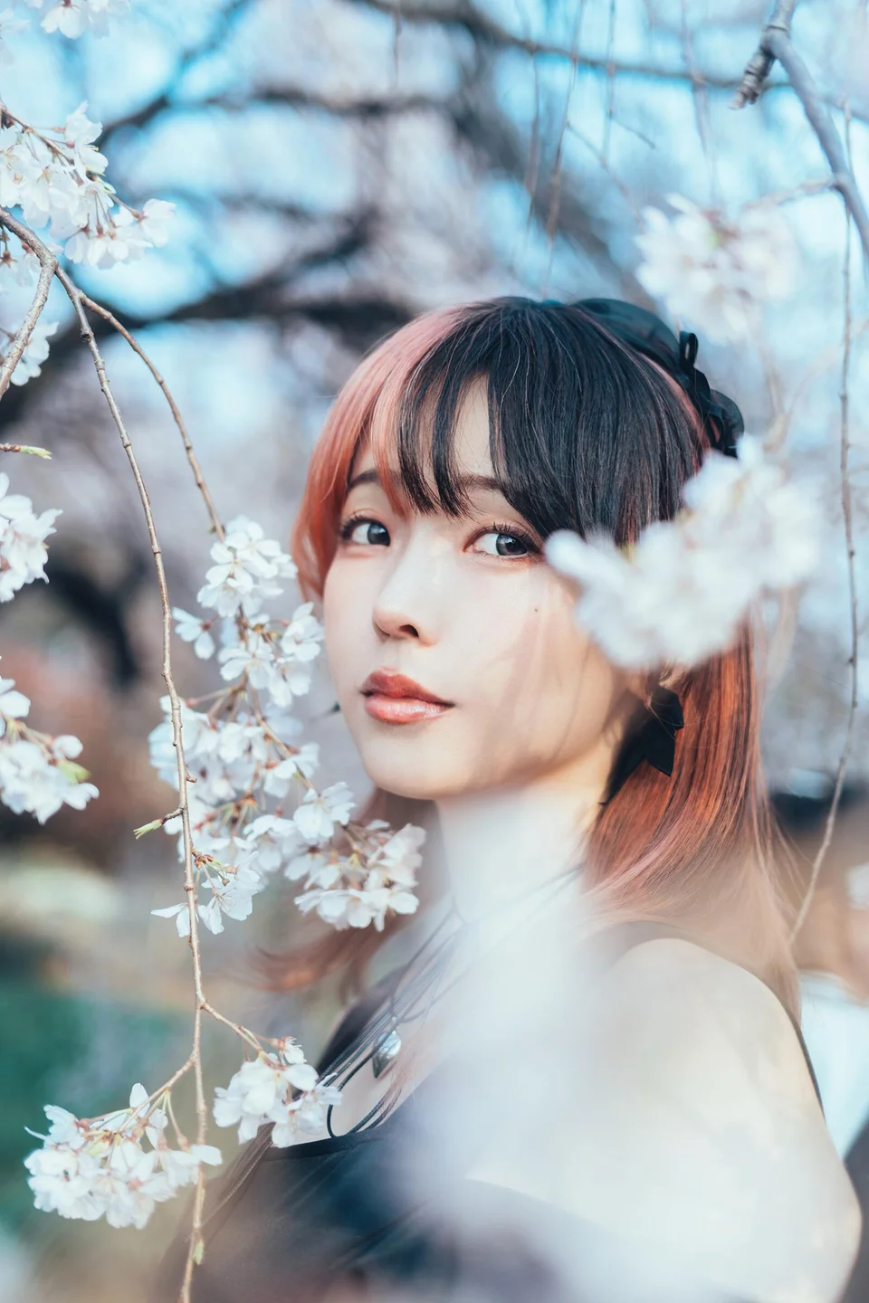 ElyEE子 - April Set B 2025 [30P,1V-33MB] 008.webp