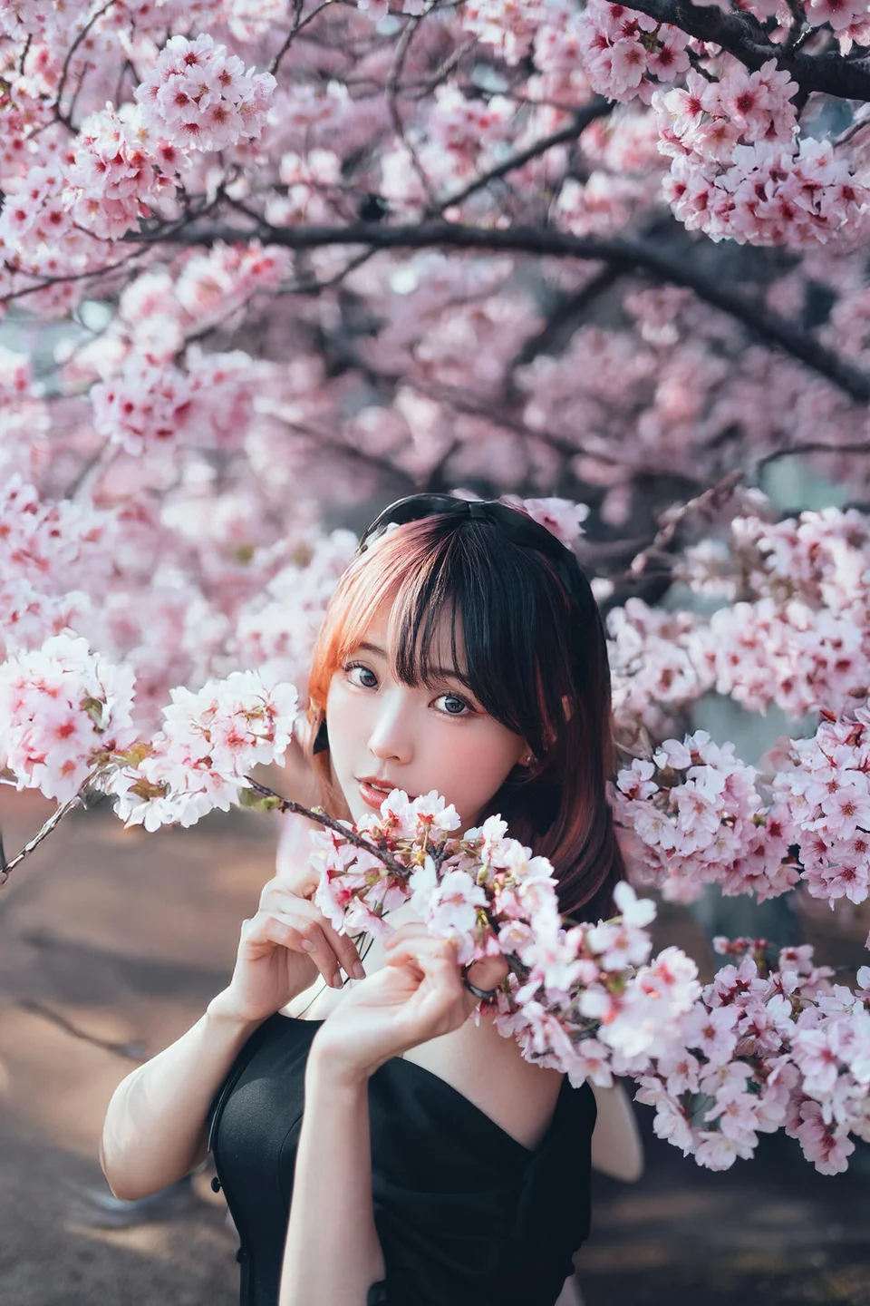 ElyEE子 - April Set B 2025 [30P,1V-33MB] 009.webp