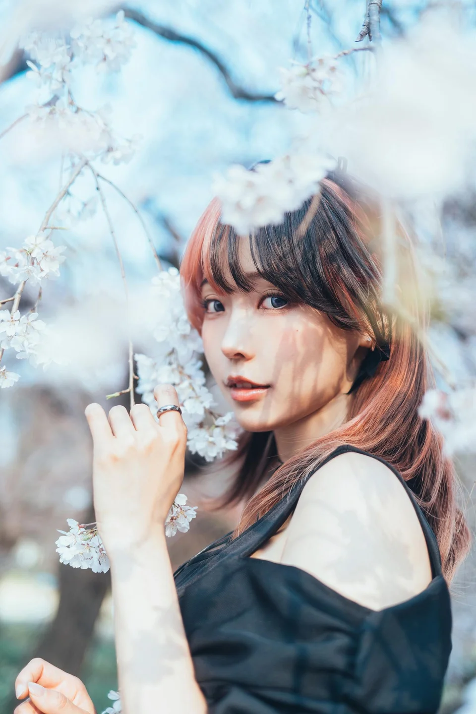 ElyEE子 - April Set B 2025 [30P,1V-33MB] 018.webp
