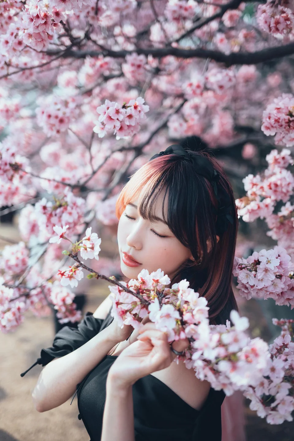 ElyEE子 - April Set B 2025 [30P,1V-33MB] 027.webp