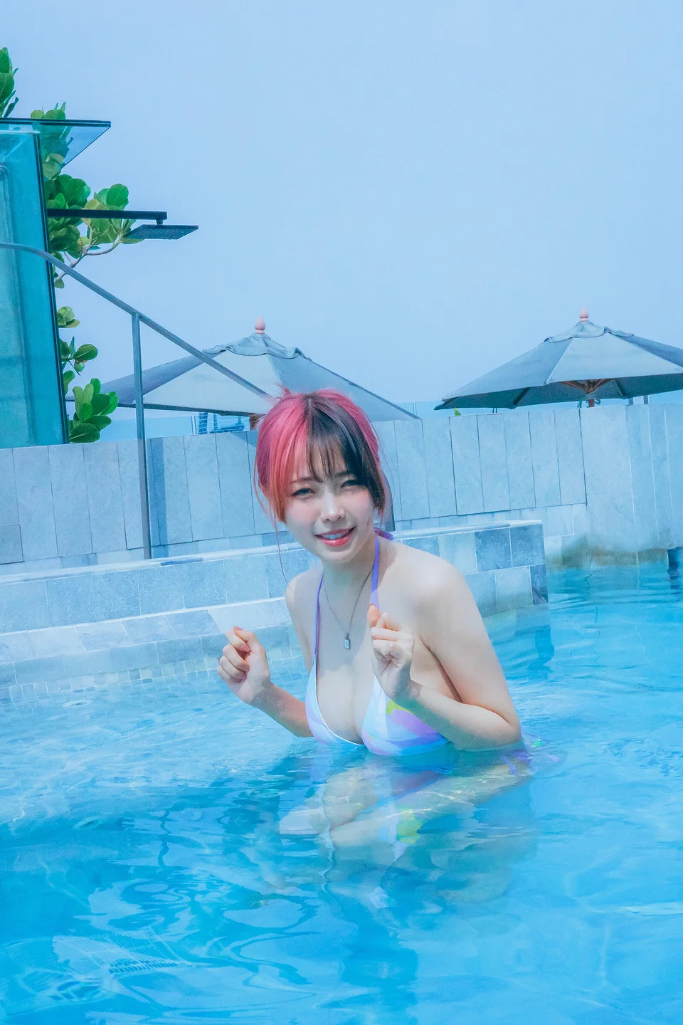 ElyEE子 - Poolside Relaxation 【丝足阁写真】007.webp
